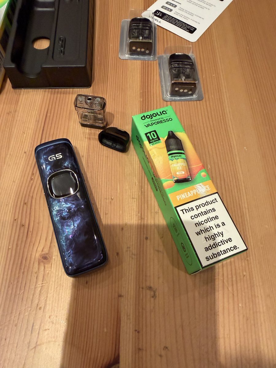 Uwell Caliburn G5 with Dojoliq Pineapple Ice e-liquid and spare GPP pods