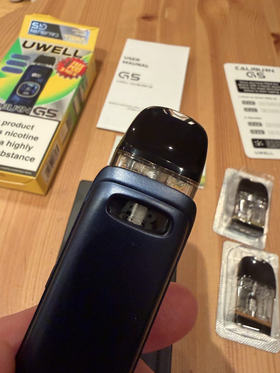 Uwell Caliburn G5 e-liquid viewing window below the pod — too dark to read the liquid level