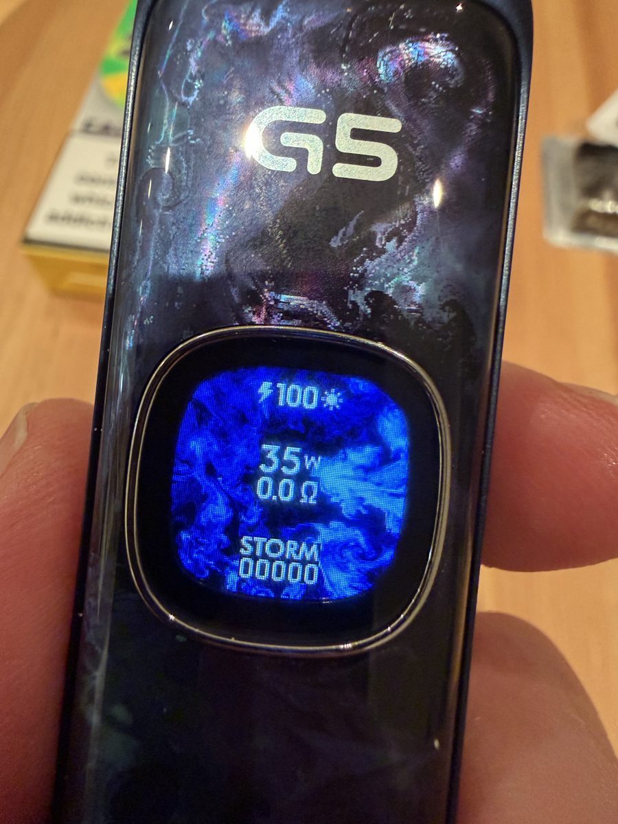 Uwell Caliburn G5 display showing battery, 35W output, coil resistance and puff counter