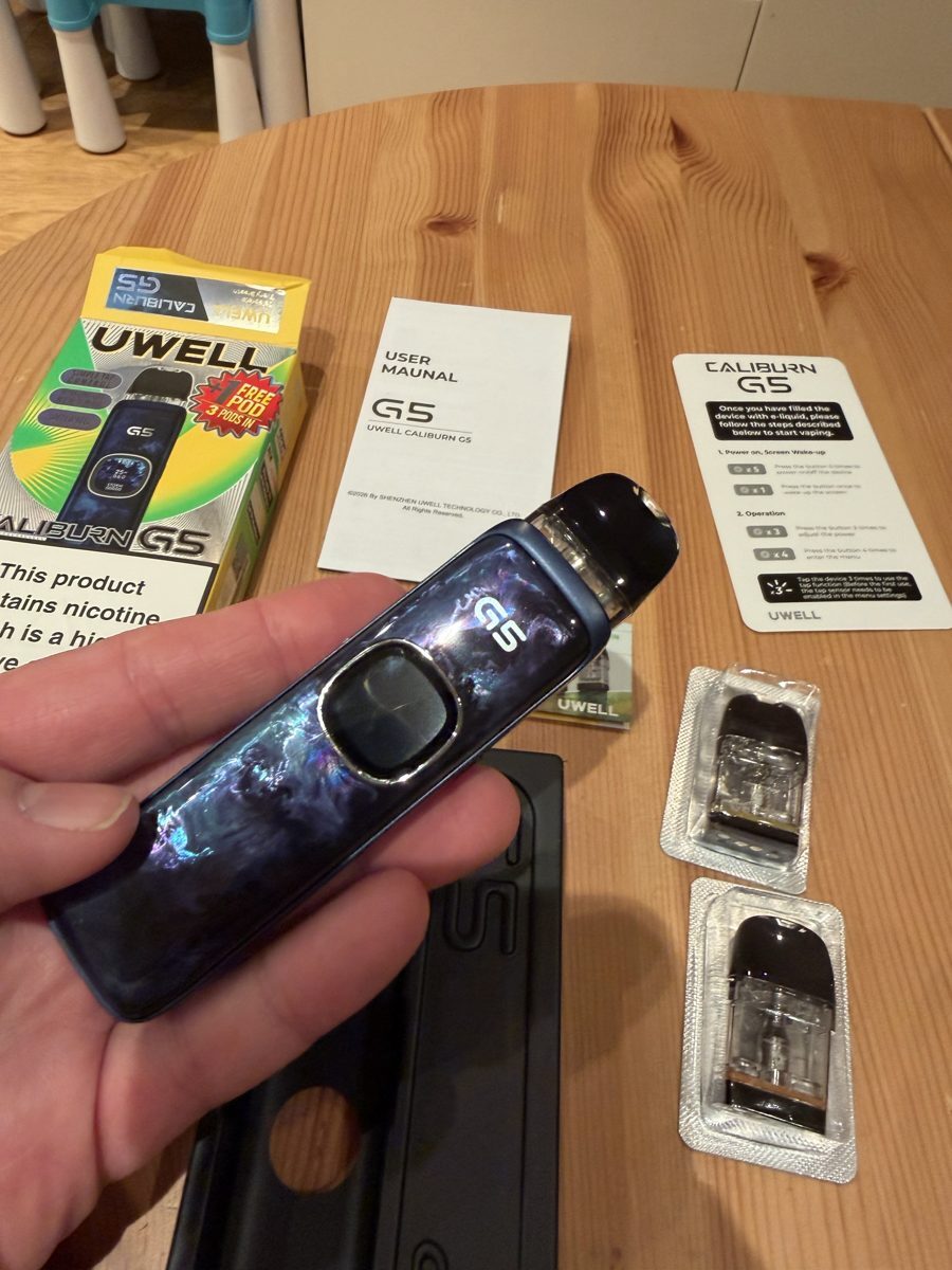 Uwell Caliburn G5 Navy Ripples device held in hand